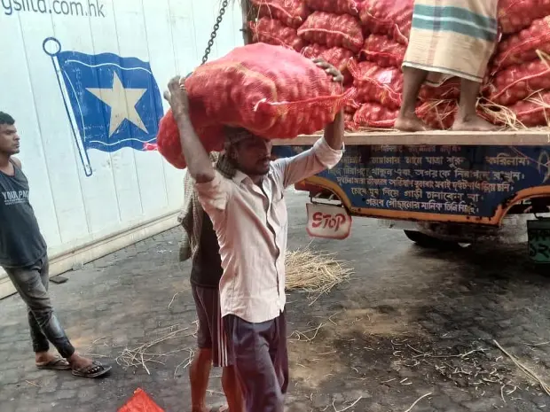 A sack carried to the reefer container during loading